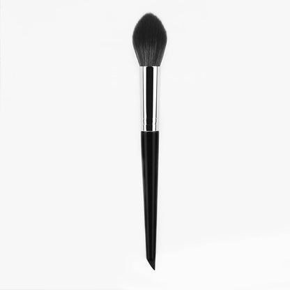 Flame brush is suitable for conical makeup setting of cheeks. It is suitable for removing cream or pressing powder blusher