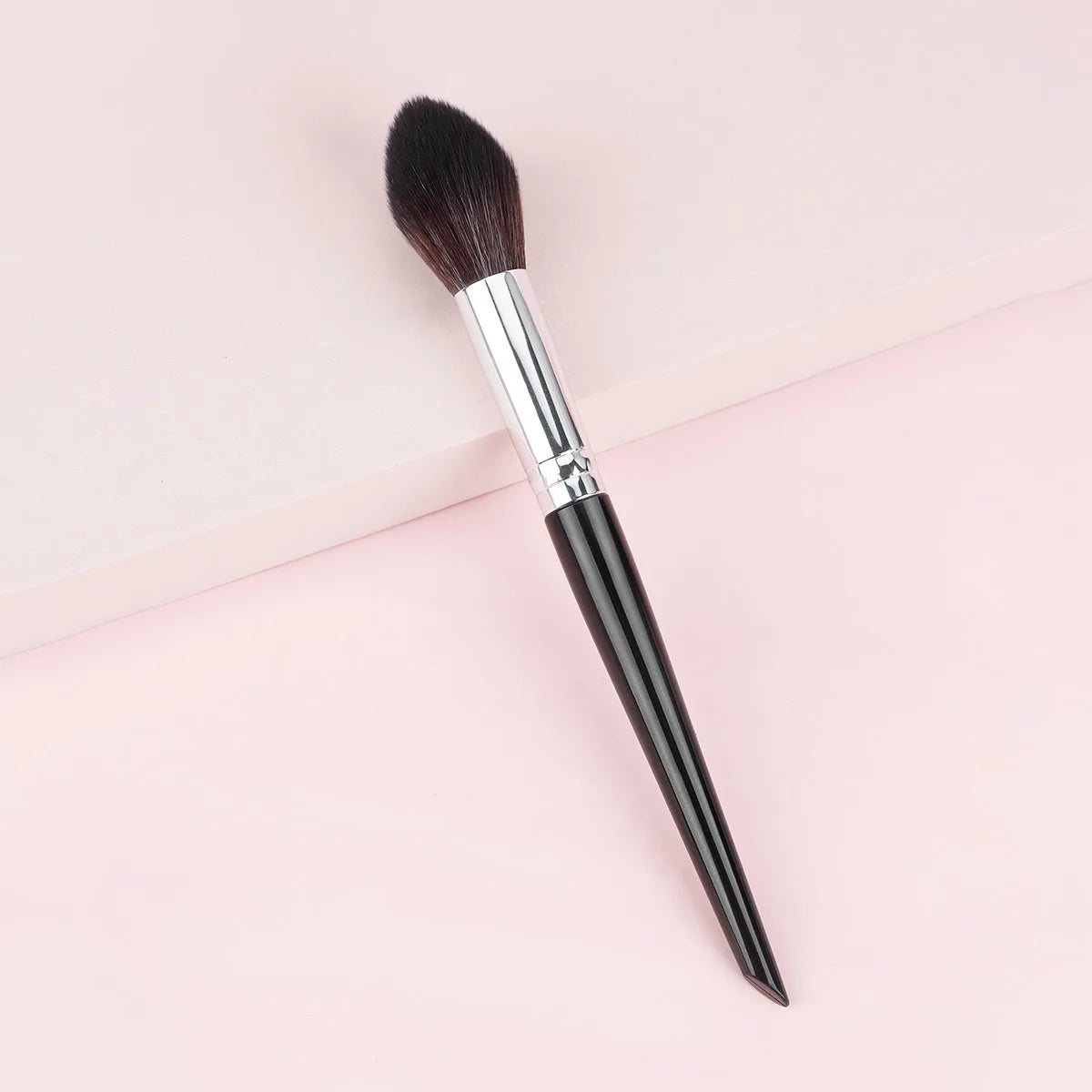 Flame brush is suitable for conical makeup setting of cheeks. It is suitable for removing cream or pressing powder blusher