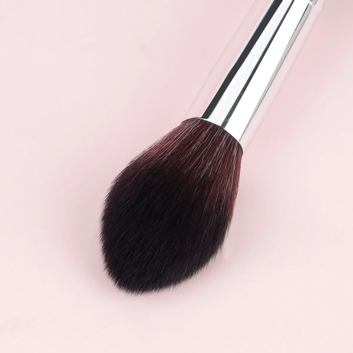 Flame brush is suitable for conical makeup setting of cheeks. It is suitable for removing cream or pressing powder blusher