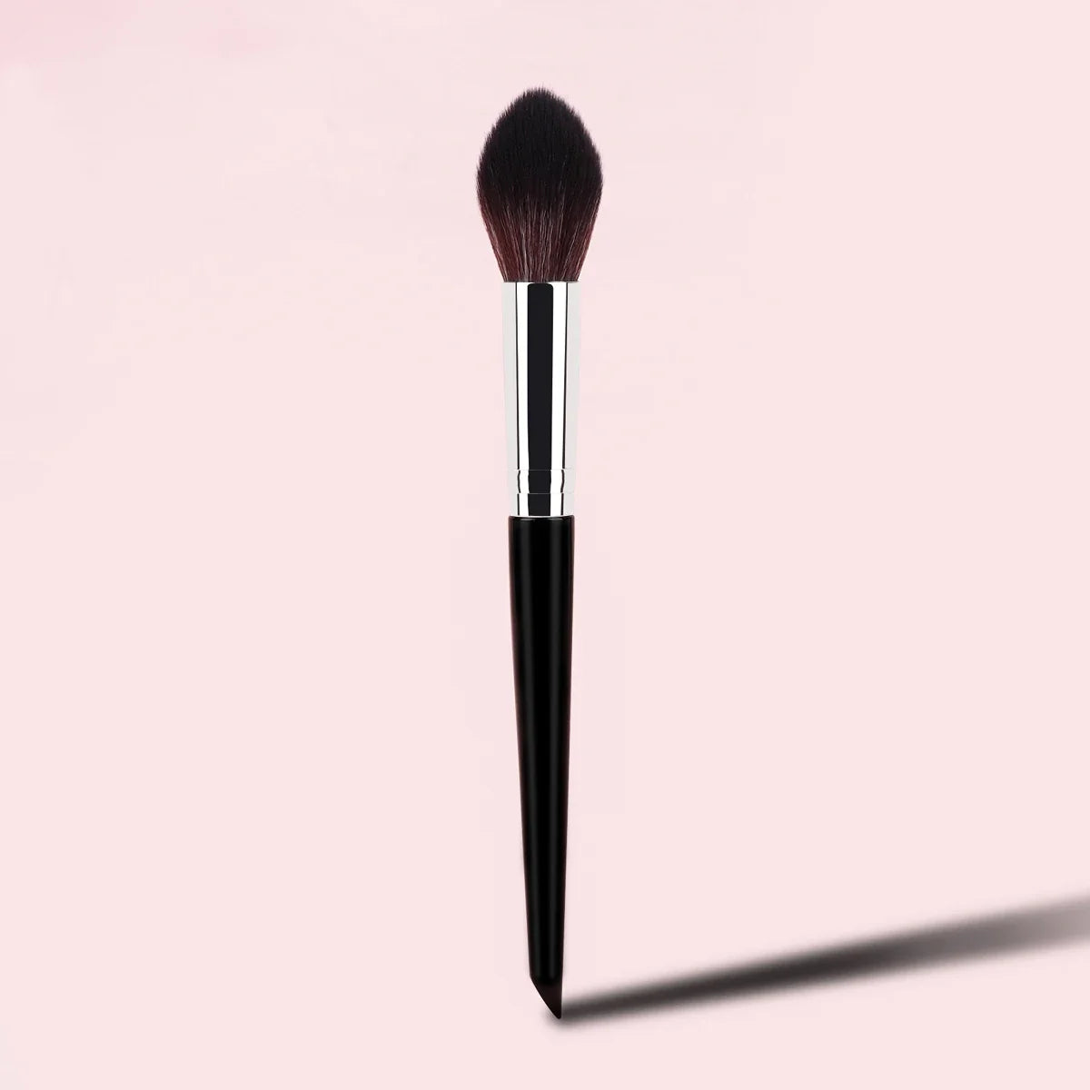 Flame brush is suitable for conical makeup setting of cheeks. It is suitable for removing cream or pressing powder blusher